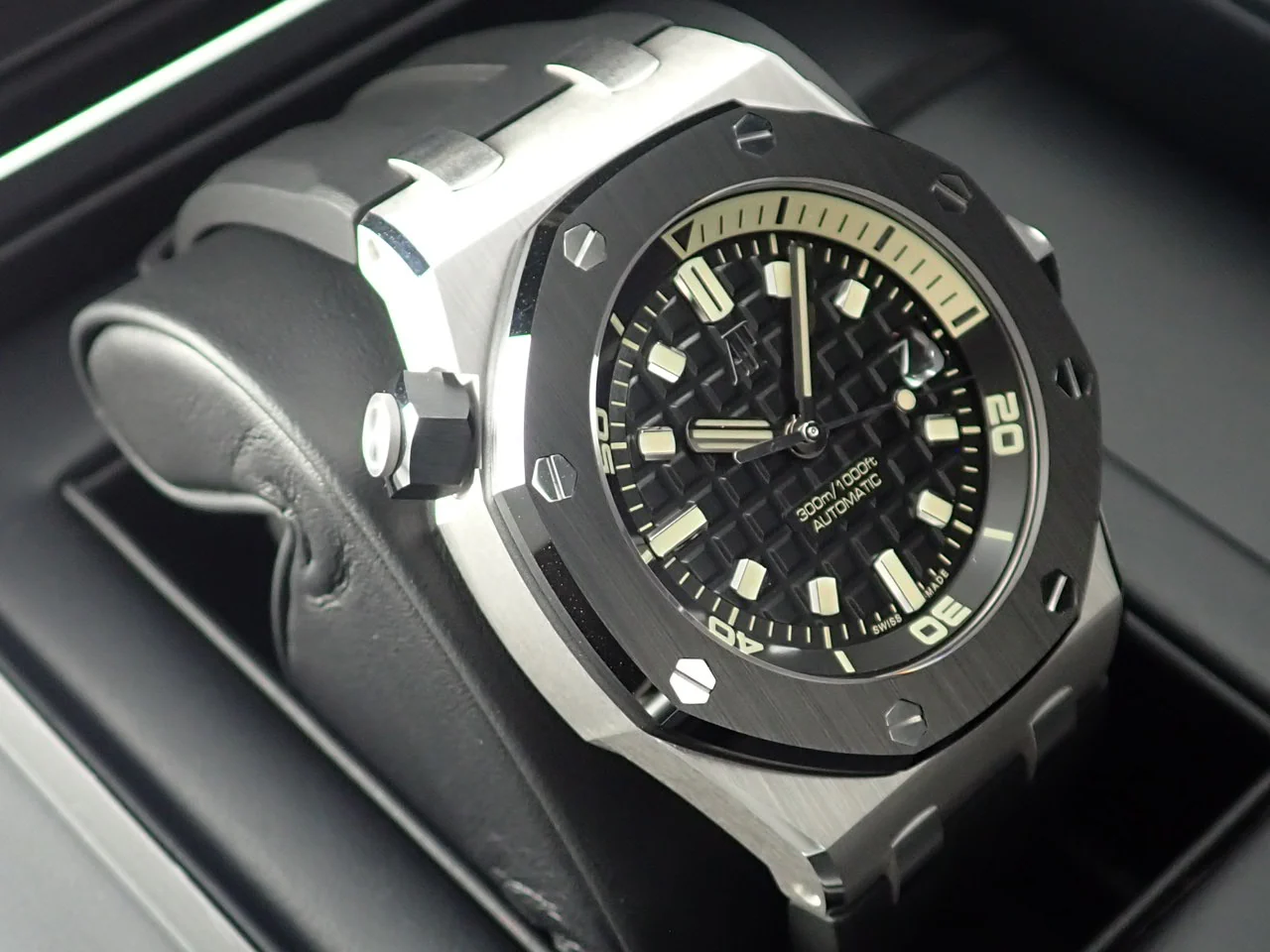 オーデマピゲ ロイヤルオーク オフショア ダイバー Ref.15720CN.OO.A002CA.01 ホワイトゴールド ブラック文字盤 - Image 4