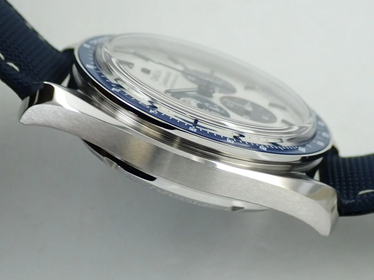 オメガ スピードマスター 記念モデル コーアクシャル マスター クロノメーター クロノグラフ 42MM Ref.310.32.42.50.02.001 シルバー文字盤 未使用 1WLYSUWC - Image 4