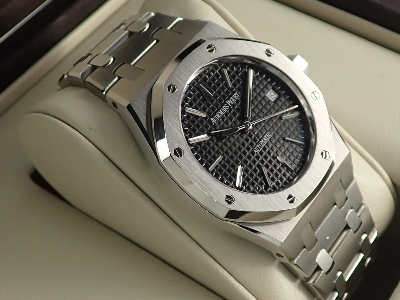 オーデマピゲ ロイヤルオーク Ref.15300ST.OO.1220ST.03 ステンレススチール ブラック文字盤 - Image 4