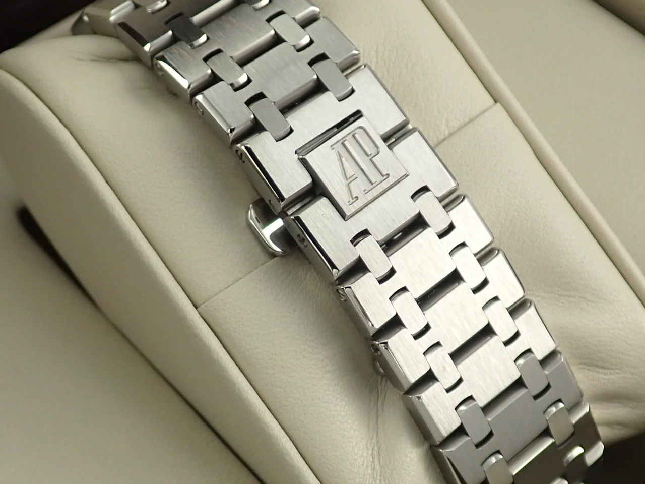 オーデマピゲ ロイヤルオーク Ref.15300ST.OO.1220ST.03 ステンレススチール ブラック文字盤 - Image 8