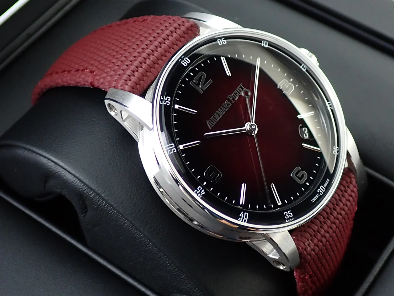 オーデマピゲ CODE 11.59 バイ オーデマ ピゲ Ref.15210BC.OO.A500KB.01 ホワイトゴールド スモークバーガンディーラッカー文字盤 - Image 4