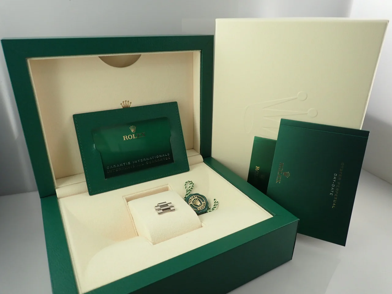 ロレックス デイデイト36 Ref.118239 ホワイトゴールド チェリー文字盤 - Image 11