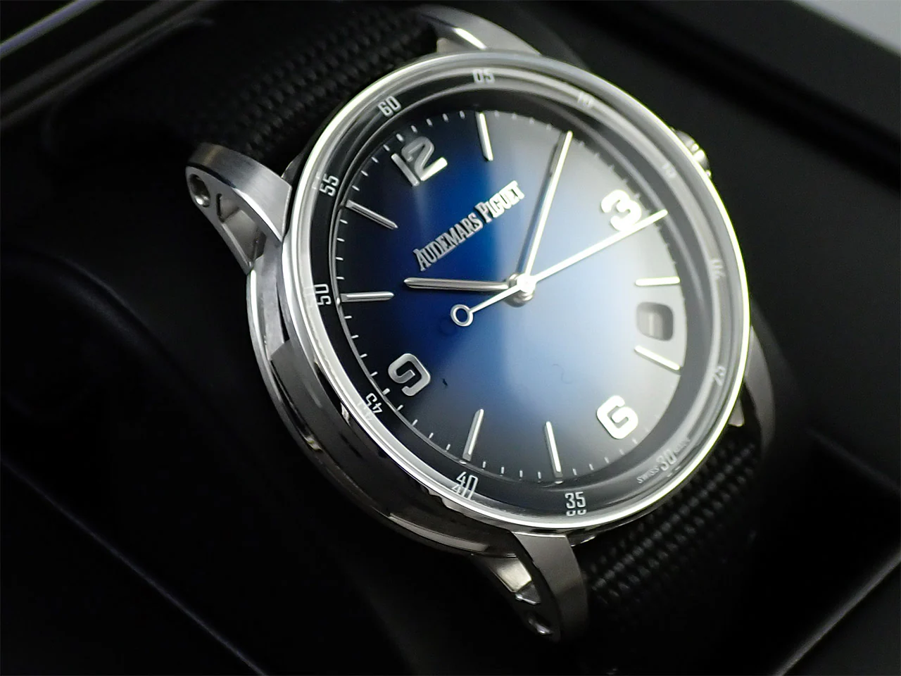 オーデマピゲ CODE 11.59 バイ オーデマ ピゲ Ref.15210BC.OO.A002KB.01 ホワイトゴールド スモークブルーラッカー文字盤 - Image 4