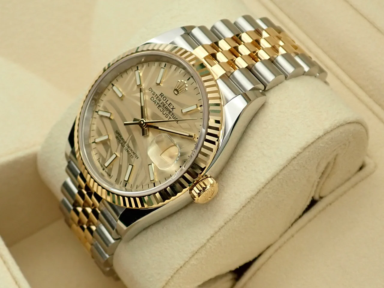 ロレックス デイトジャスト36 Ref.126233 ステンレススチール/イエローゴールド ゴールデン文字盤 ジュビリーブレスレット 中古 9R3F1YVC - Image 4