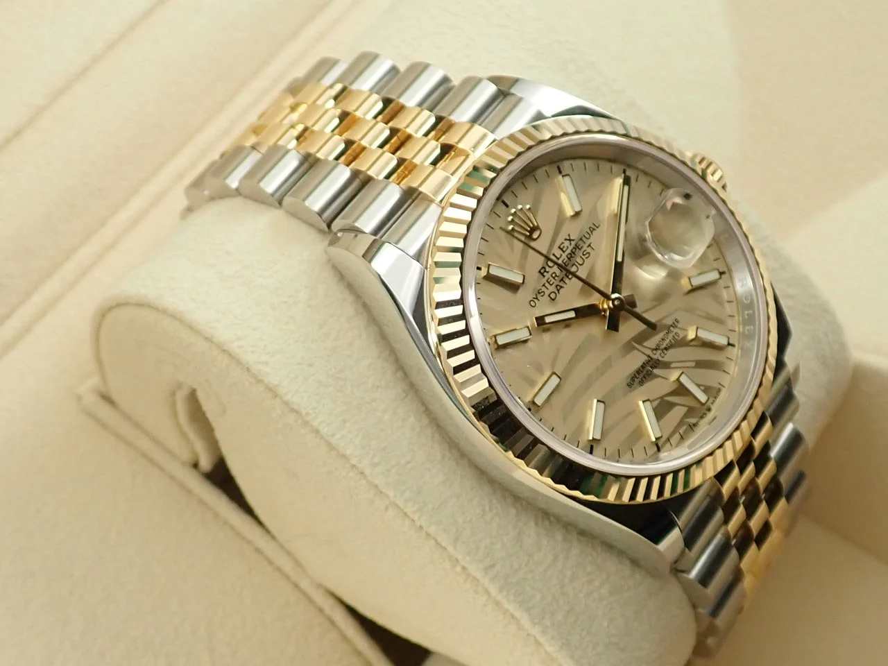 ロレックス デイトジャスト36 Ref.126233 ステンレススチール/イエローゴールド ゴールデン文字盤 ジュビリーブレスレット 中古 9R3F1YVC - Image 5