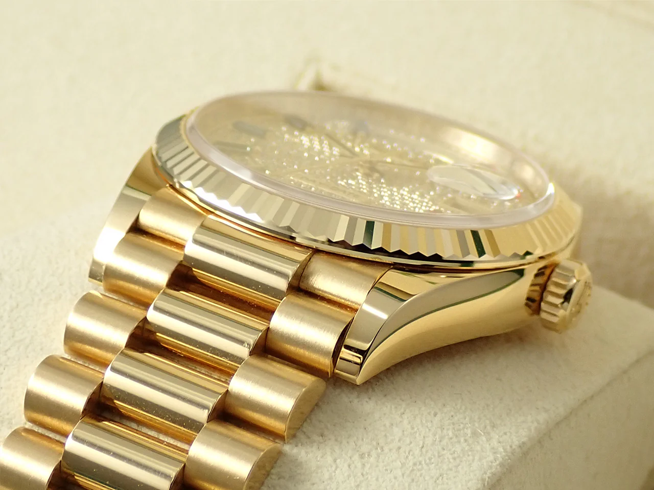 ロレックス デイデイト36 Ref.128238 イエローゴールド パヴェダイヤxレインボーサファイア文字盤 - Image 6