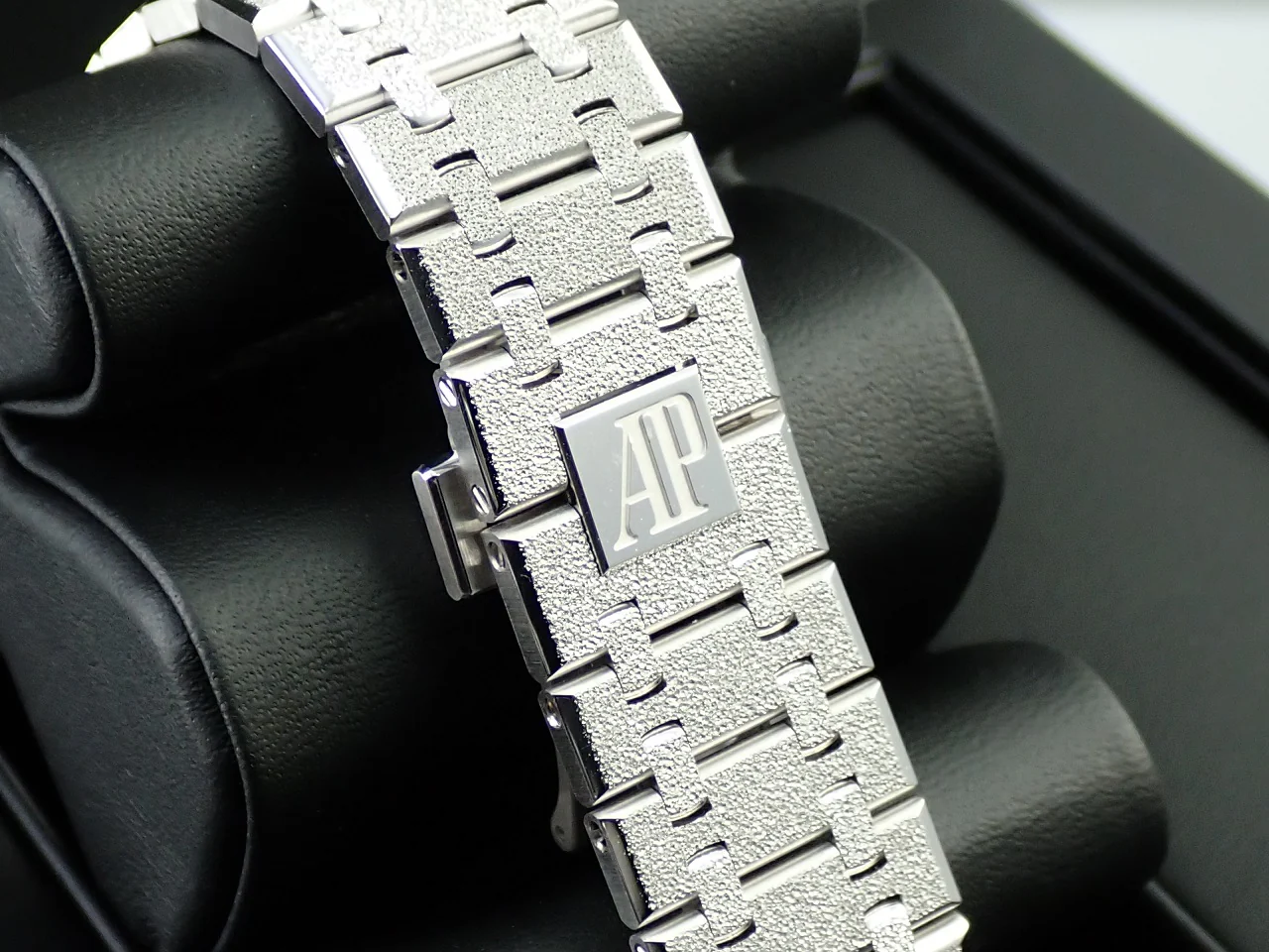 オーデマピゲ ロイヤルオーク フロステッドゴールド クロノグラフ Ref.26239BC.GG.1224BC.02 ホワイトゴールド ブラック文字盤 - Image 7