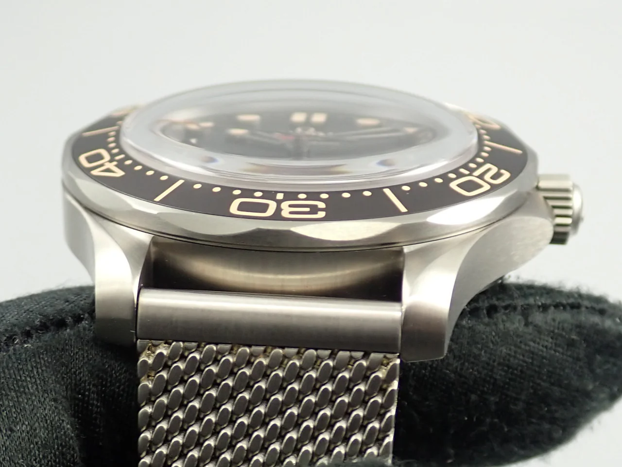 オメガ シーマスター ダイバー 300M コーアクシャル マスター クロノメーター 42MM Ref.210.92.42.20.01.001 ブラウン文字盤 中古 KJH3K607 - Image 7