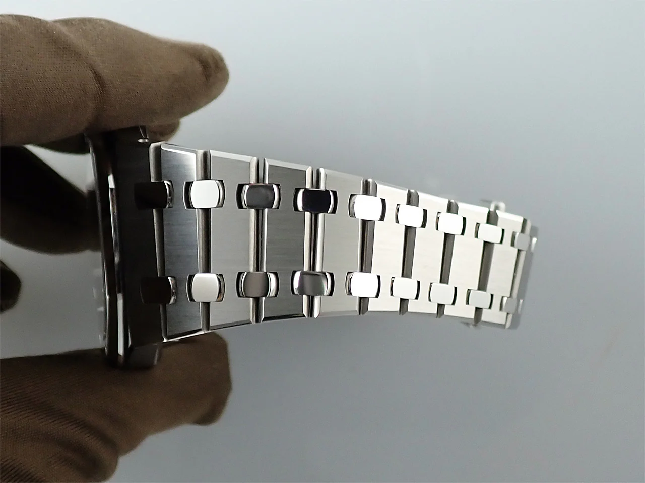 オーデマピゲ ロイヤルオーク ジャンボ エクストラ シン Ref.15202IP.OO.1240IP.01 チタン/プラチナ スモークブルー文字盤 - Image 9