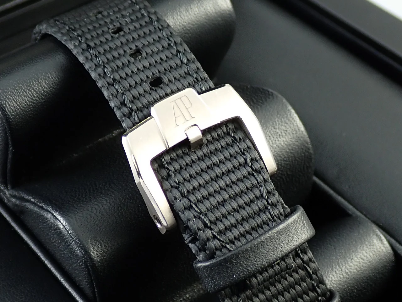 オーデマピゲ CODE 11.59 バイ オーデマ ピゲ クロノグラフ Ref.26393BC.OO.A002CR.01 ホワイトゴールド ブラックラッカー文字盤 - Image 8