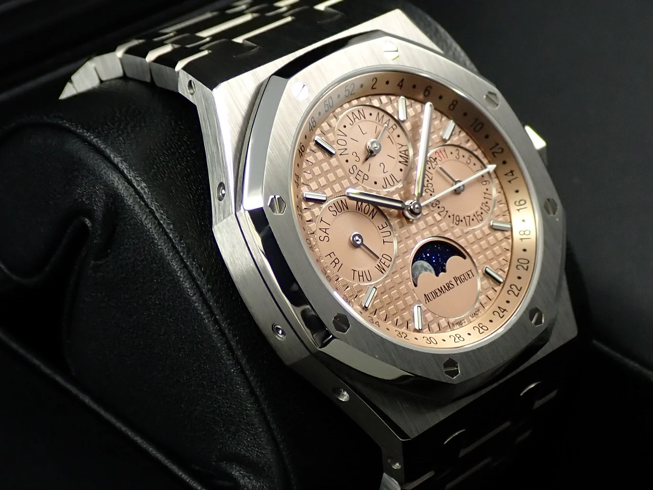 オーデマピゲ ロイヤルオーク パーペチュアルカレンダー Ref.26615TI.OO.1220TI.01 チタン サーモン文字盤 - Image 4