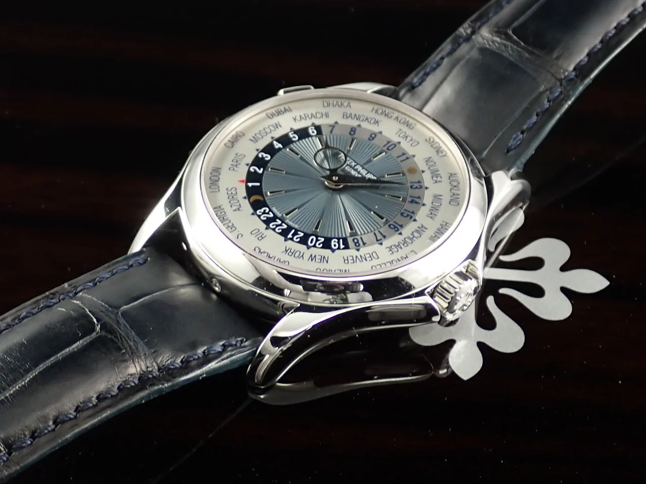 パテックフィリップ コンプリケーション ワールドタイム Ref.5130P-001 プラチナ シルバー/ブルー文字盤 - Image 4