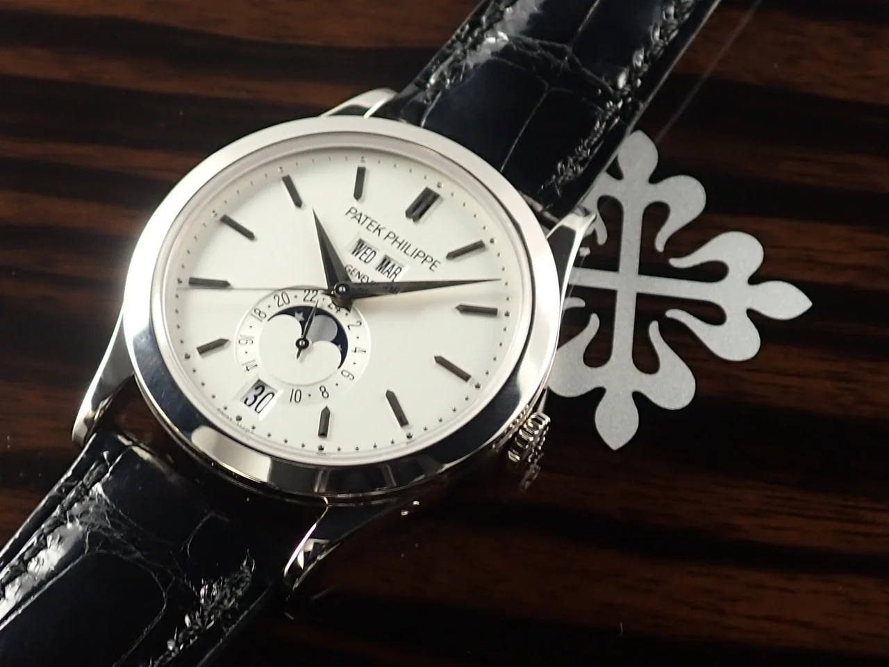 パテックフィリップ アニュアルカレンダー ムーンフェイズ Ref.5396G-011 ホワイトゴールド シルバー・オパーリン文字盤 - Image 4