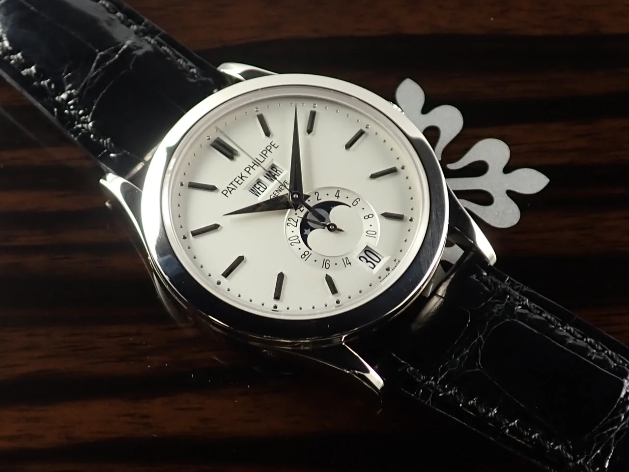 パテックフィリップ アニュアルカレンダー ムーンフェイズ Ref.5396G-011 ホワイトゴールド シルバー・オパーリン文字盤 - Image 5