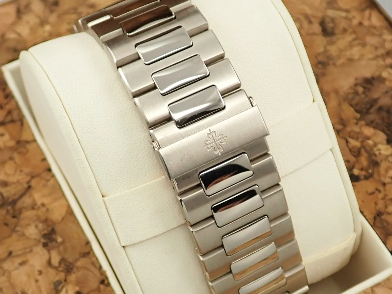 パテックフィリップ ノーチラス クロノグラフ 40周年記念 Ref.5976/1G-001 ホワイトゴールド ブルー・ソレイユ文字盤 - Image 7