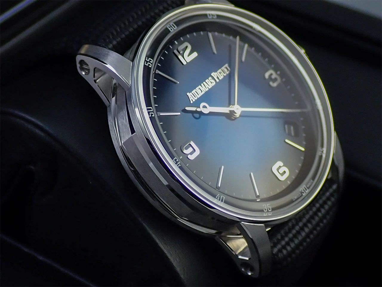 オーデマピゲ CODE 11.59 バイ オーデマ ピゲ Ref.15210BC.OO.A002KB.01 ホワイトゴールド スモークブルーラッカー文字盤 - Image 4