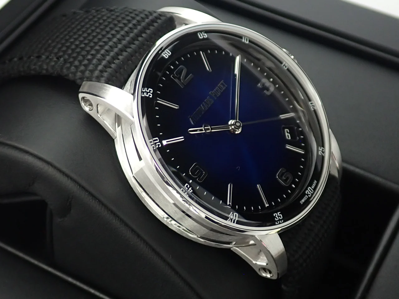 オーデマピゲ CODE 11.59 バイ オーデマ ピゲ Ref.15210BC.OO.A002KB.01 ホワイトゴールド スモークブルーラッカー文字盤 - Image 4