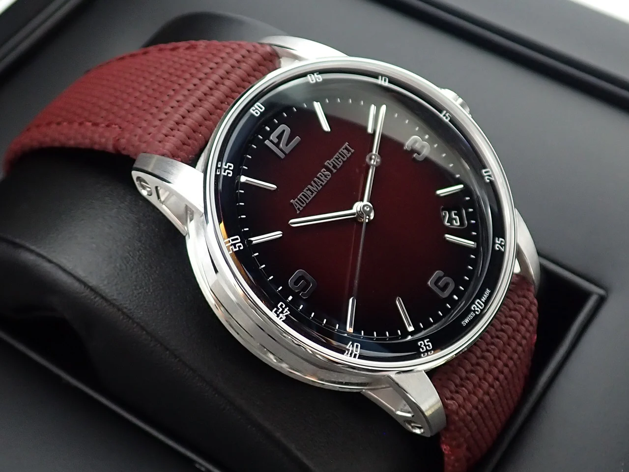 オーデマピゲ CODE 11.59 バイ オーデマ ピゲ Ref.15210BC.OO.A500KB.01 ホワイトゴールド スモークバーガンディーラッカー文字盤 - Image 4