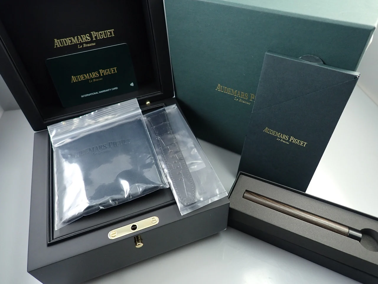 オーデマピゲ CODE 11.59 バイ オーデマ ピゲ Ref.15210BC.OO.A500KB.01 ホワイトゴールド スモークバーガンディーラッカー文字盤 - Image 8