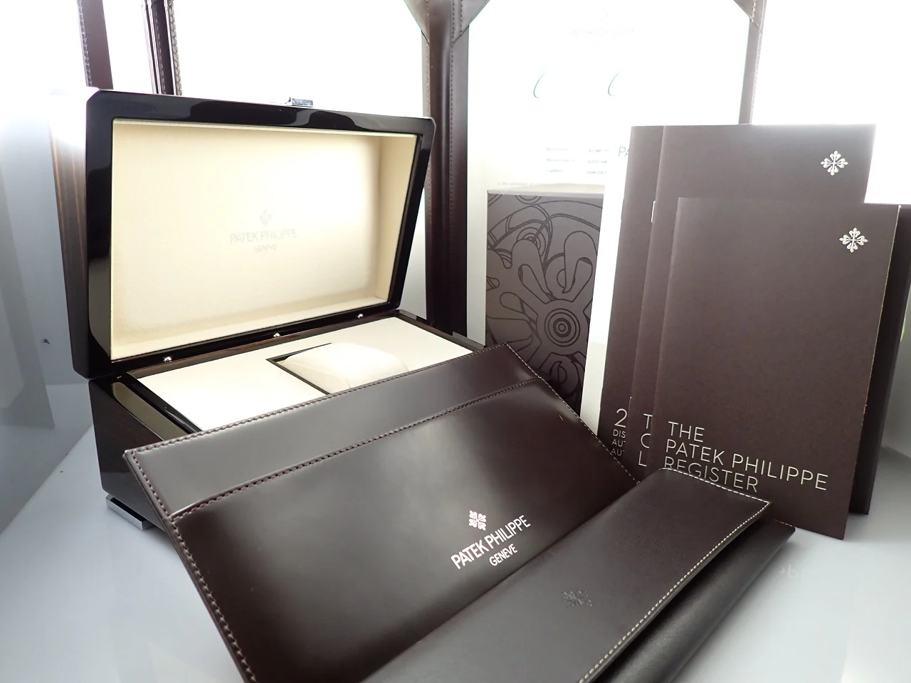 パテックフィリップ パーペチュアルカレンダー スプリットセコンド クロノグラフ Ref.5204P-011 プラチナ ブラック文字盤 - Image 9